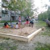 Благоустройство двора, жители смастерили песочницу, а также подготовили волейбольную площадку