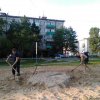 Благоустройство двора, жители смастерили песочницу, а также подготовили волейбольную площадку